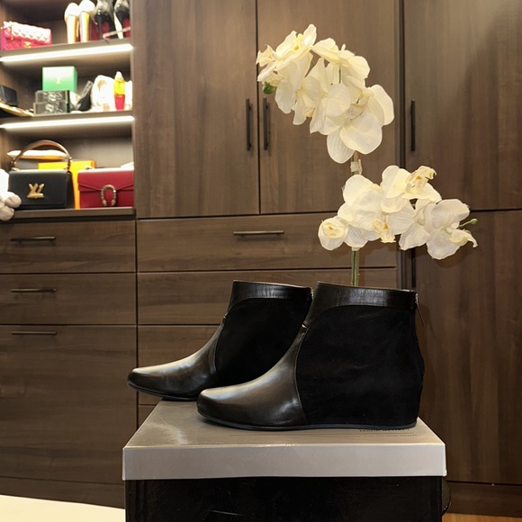 Aquatalia NWT Wedge Suede/Calfskin Booties Size 7.5 - Picture 4 of 7